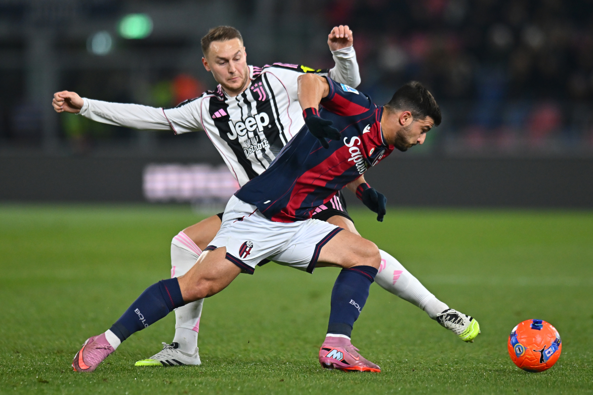 BOLOGNA, ITALY - DECEMBER 14: Riccardo Orsolini of Bologna is challenged by Teun Koopmeiners of Juventus during the Serie A match between Bologna FC 1909 and Juventus FC at Renato Dall'Ara Stadium on December 14, 2025 in Bologna, Italy. (Photo by Alessandro Sabattini/Getty Images)