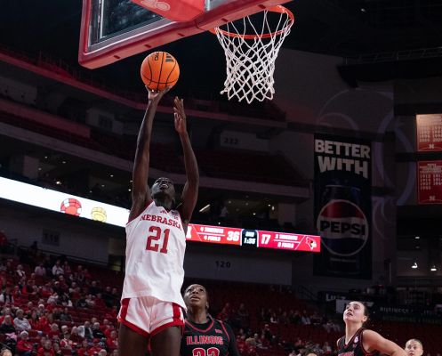 Huskers fall to Trojans