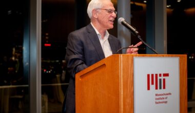 Former Bose president Sherwin Greenblatt speaks at an MIT event.
