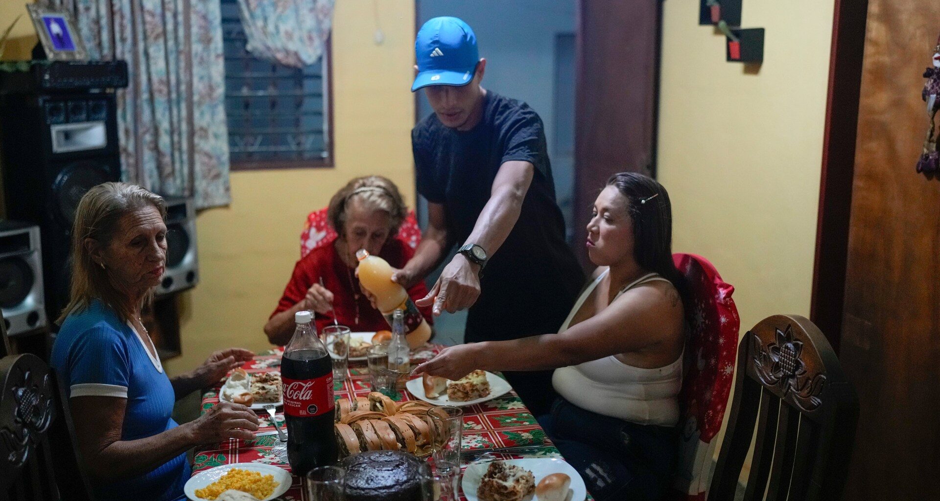 Photos: A Venezuelan family Christmas – from the US dream to poverty | Donald Trump News