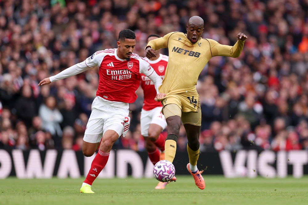 LONDON, ENGLAND: Jean-Philippe Mateta of Crystal Palace is challenged by William Saliba of Arsenal during the Premier League match between Arsenal and Crystal Palace at Emirates Stadium on October 26, 2025. (Photo by Alex Pantling/Getty Images)