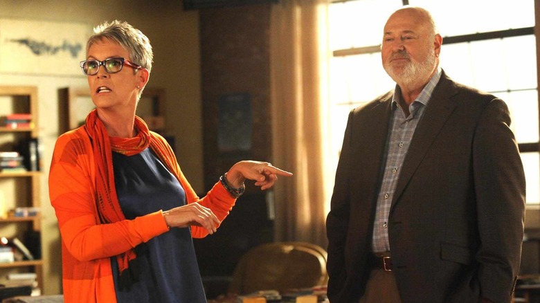 Joan pointing at Bob in New Girl