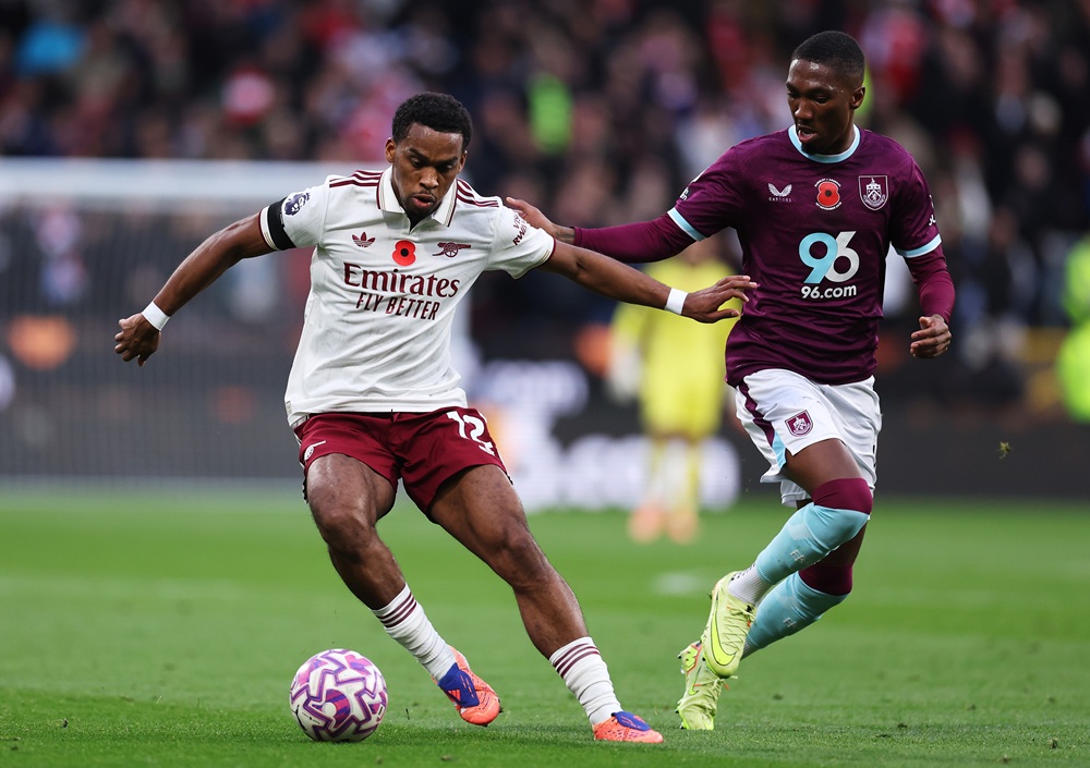 BURNLEY, ENGLAND: Jurrien Timber of Arsenal battles for possession with Jaidon Anthony of Burnley during the Premier League match between Burnley and Arsenal at Turf Moor on November 01, 2025. (Photo by Alex Livesey/Getty Images)