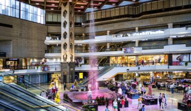 Stores in Quebec may soon stay open way later — but there's a catch