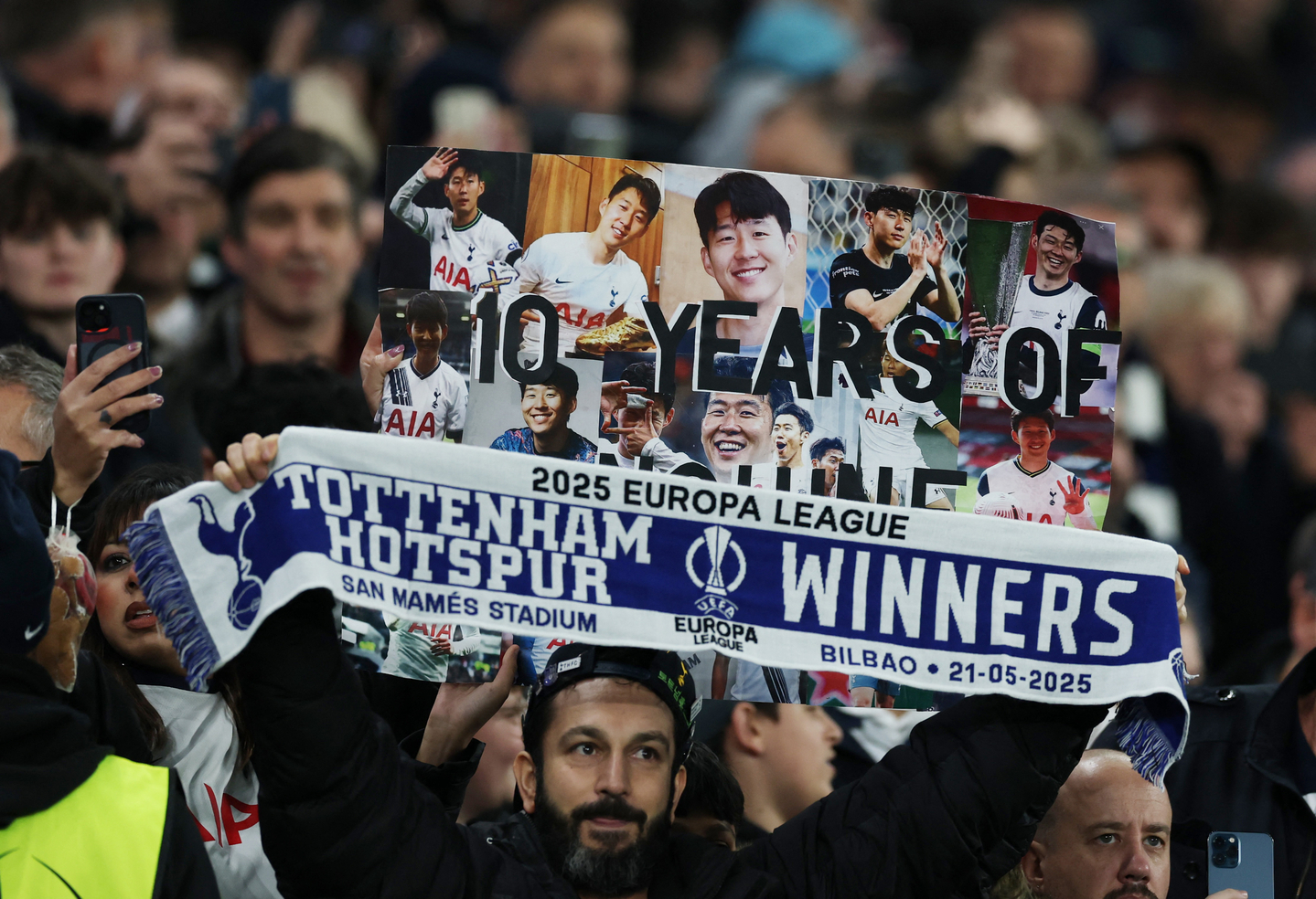 A Tottenham Hotspur fan holds up a scarf of former Tottenham Hotspur player Son Heung-min before a match between Tottenham Hotspur and Slavia Prague at Tottenham Hotspur Stadium in London on Dec. 9. [REUTERS/YONHAP] 