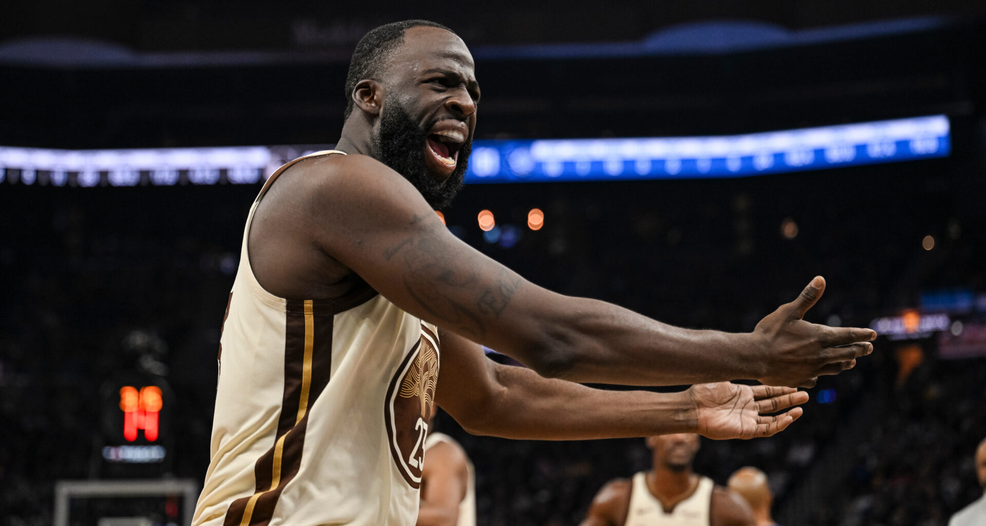 Draymond Green, Steve Kerr have heated exchange in huddle during timeout before Green leaves court