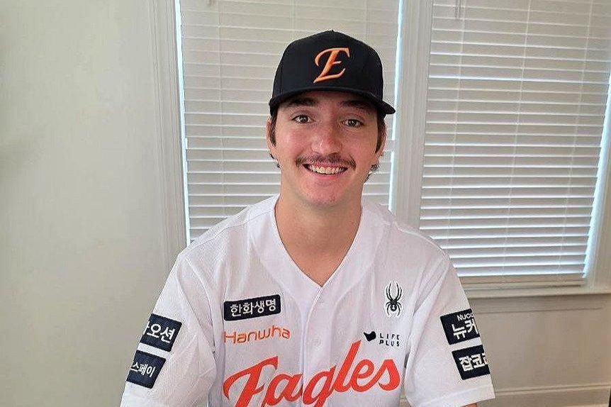 Eagles sign ex-MLB pitcher Owen White