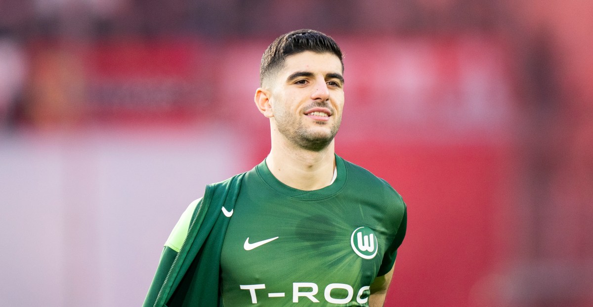 Barcelona add two Bundesliga center-backs to transfer list