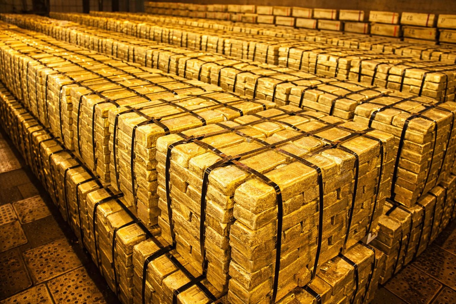 Gold Price Today: XAU/USD Holds Near $4,480 After Breaking $4,500 — Latest News, Drivers, and 2026 Forecasts (Dec. 25, 2025)