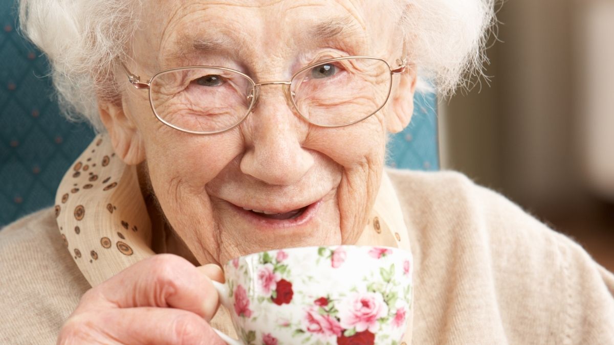 Choice of Tea or Coffee Could Influence Risk of Osteoporosis in Older Women : ScienceAlert
