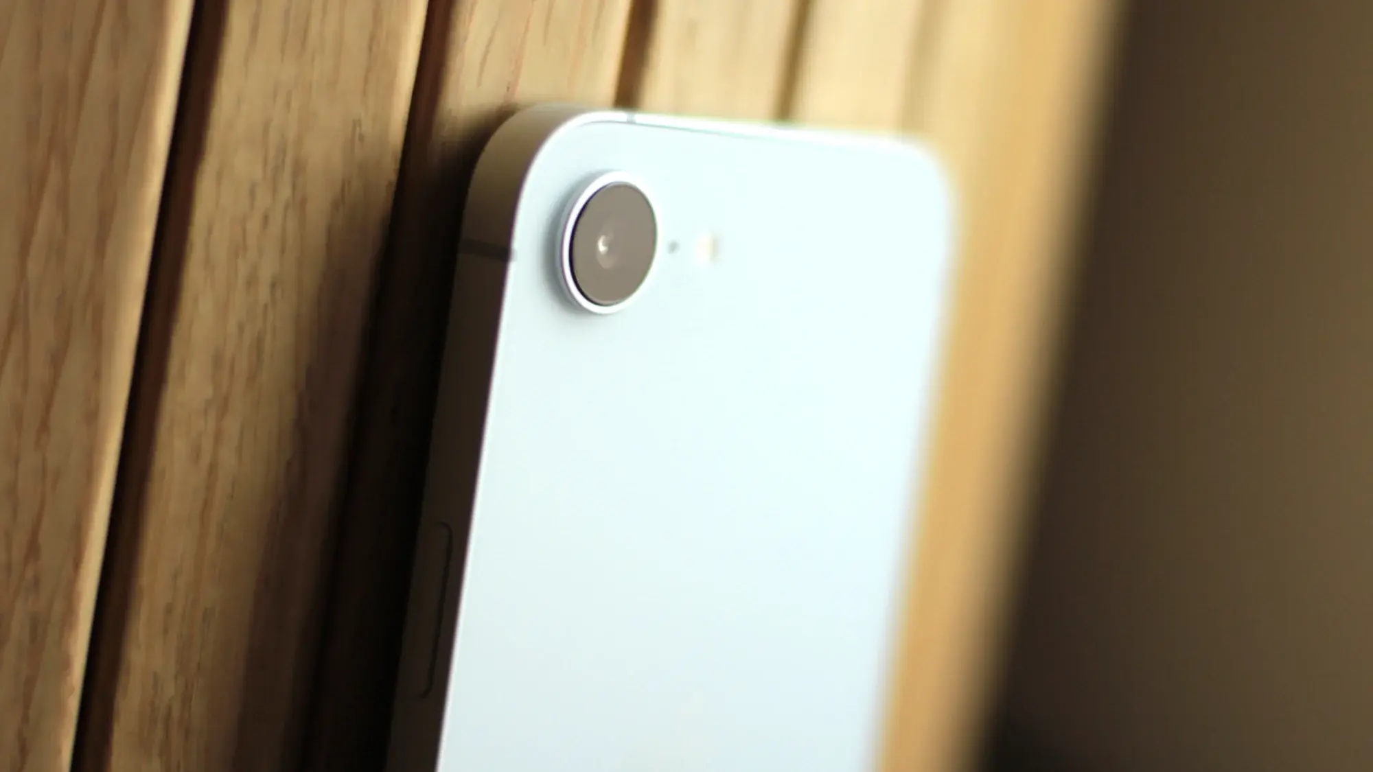 Apple iPhone 16e camera