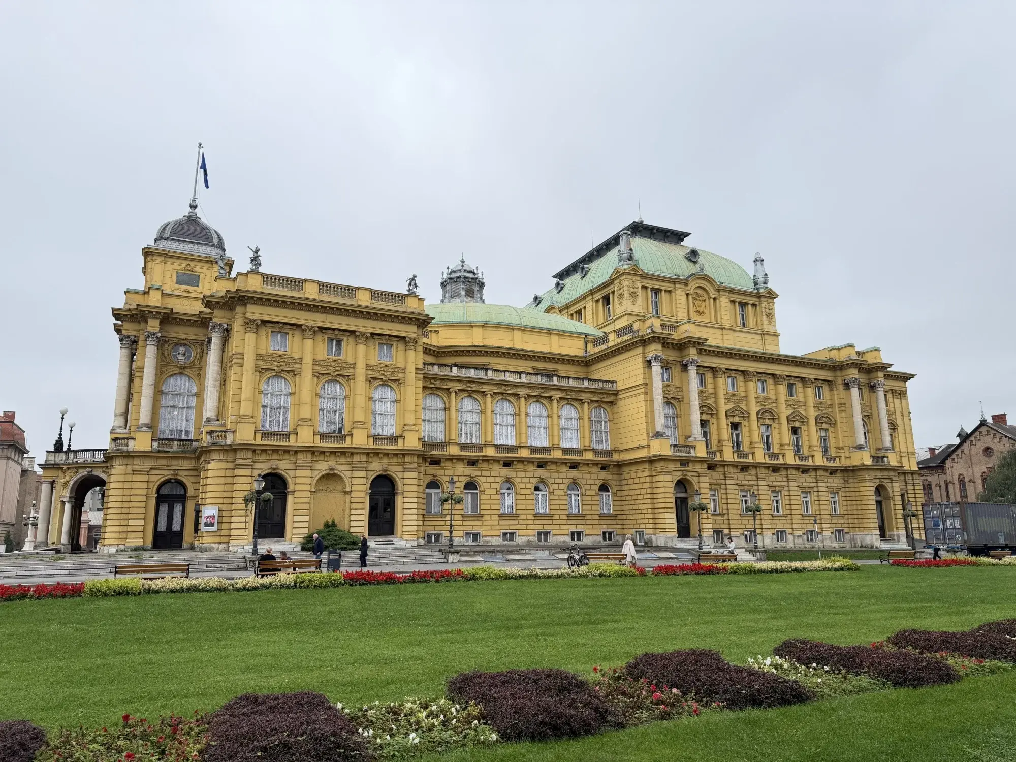 A big building shot with an iPhone 17 Pro Max