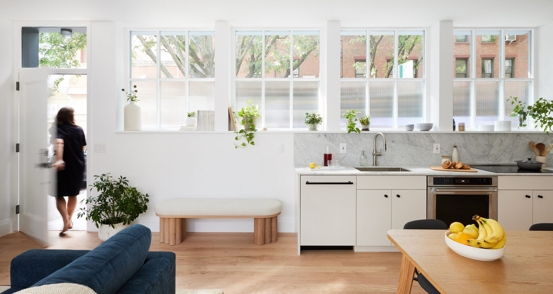 FRONT WALL WITH KITCHEN OPEN DOOR