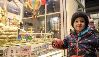 Juneau’s annual Gallery Walk brings holiday spin to First Friday