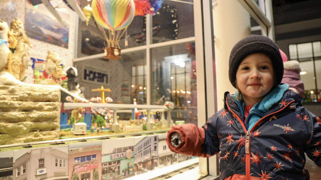 Juneau’s annual Gallery Walk brings holiday spin to First Friday