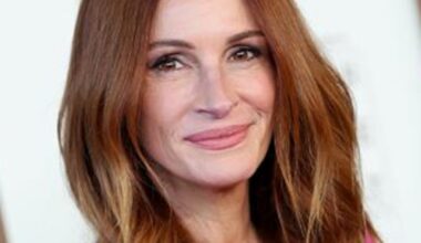 Julia Roberts Shares Rare Makeup-Free Selfie - E! News