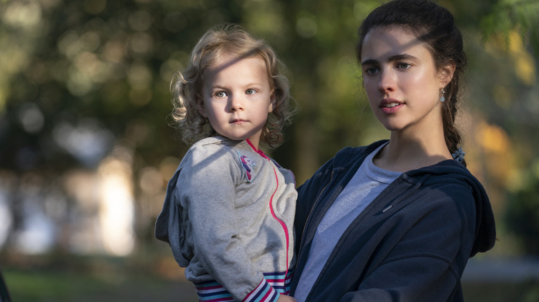 Alex Russell (Margaret Qualley) holding her daughter on Maid
