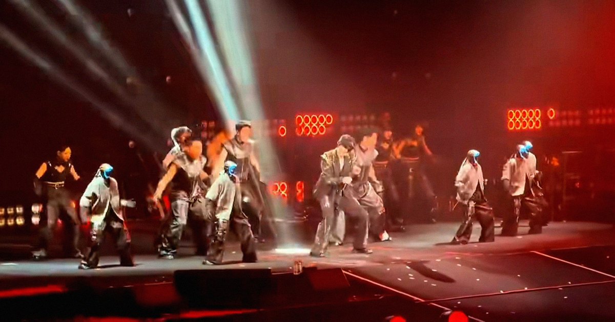 Robots Tear Up Stage as Backup Dancers