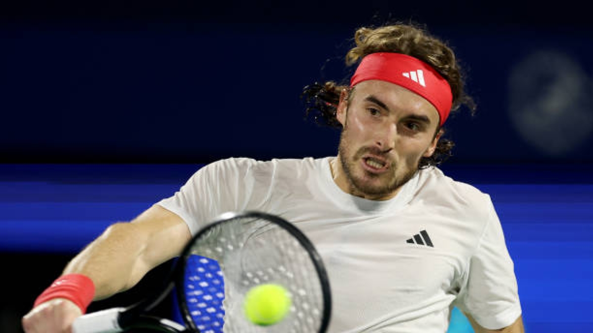 Stefanos Tsitsipas changes racket. Photo: gettyimages