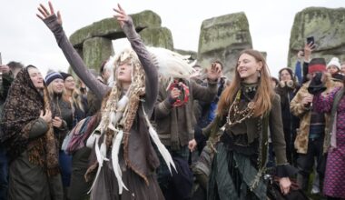 Thousands cheer as the sun rises on winter solstice at Stonehenge