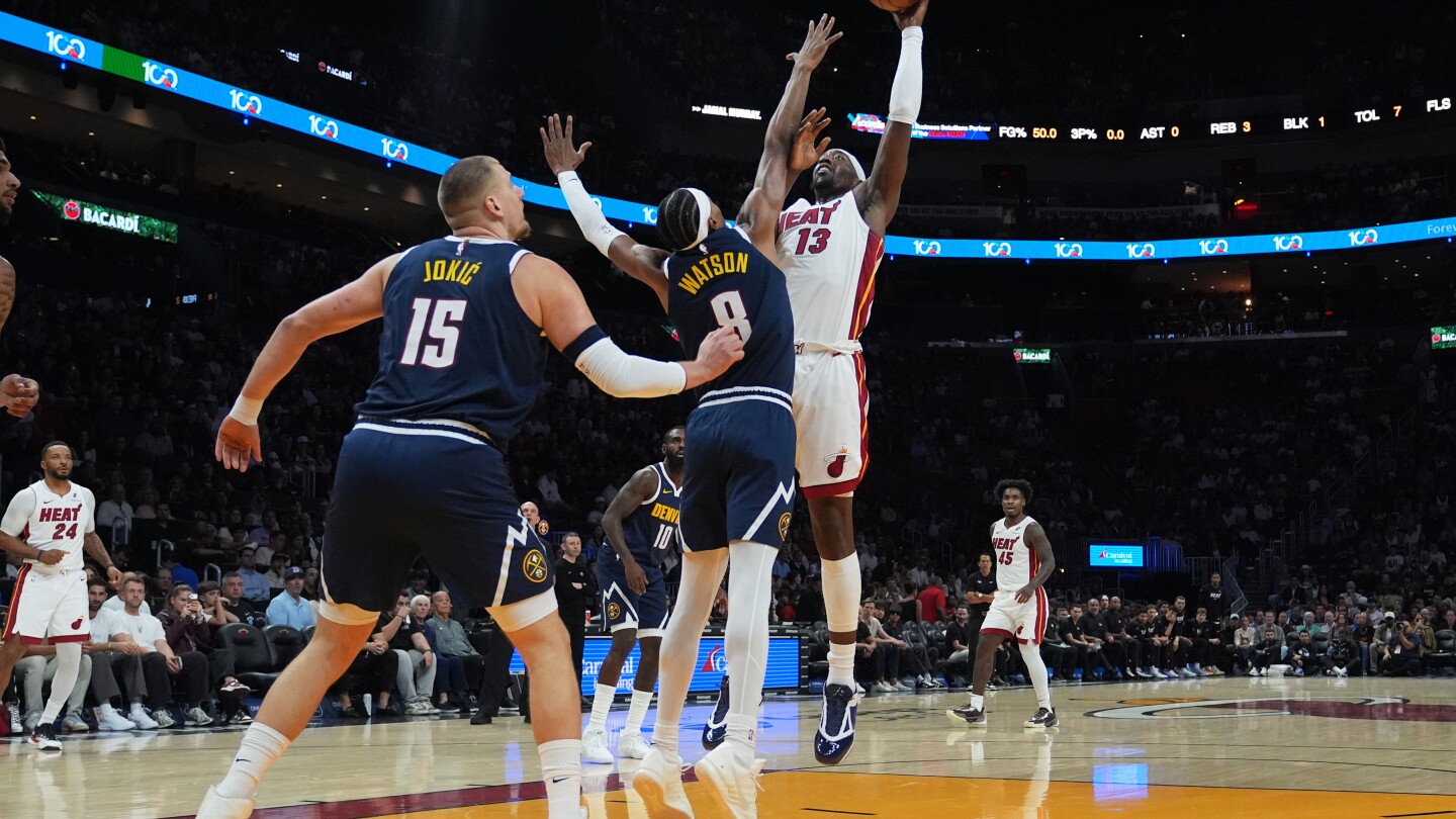 Nuggets' Jokic appears to hurt left knee, limps off court in Miami