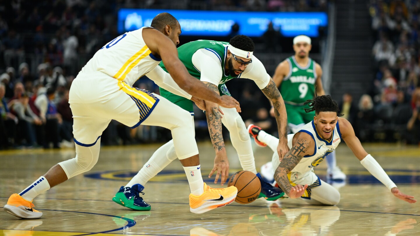 Dallas center Anthony Davis leaves with groin injury