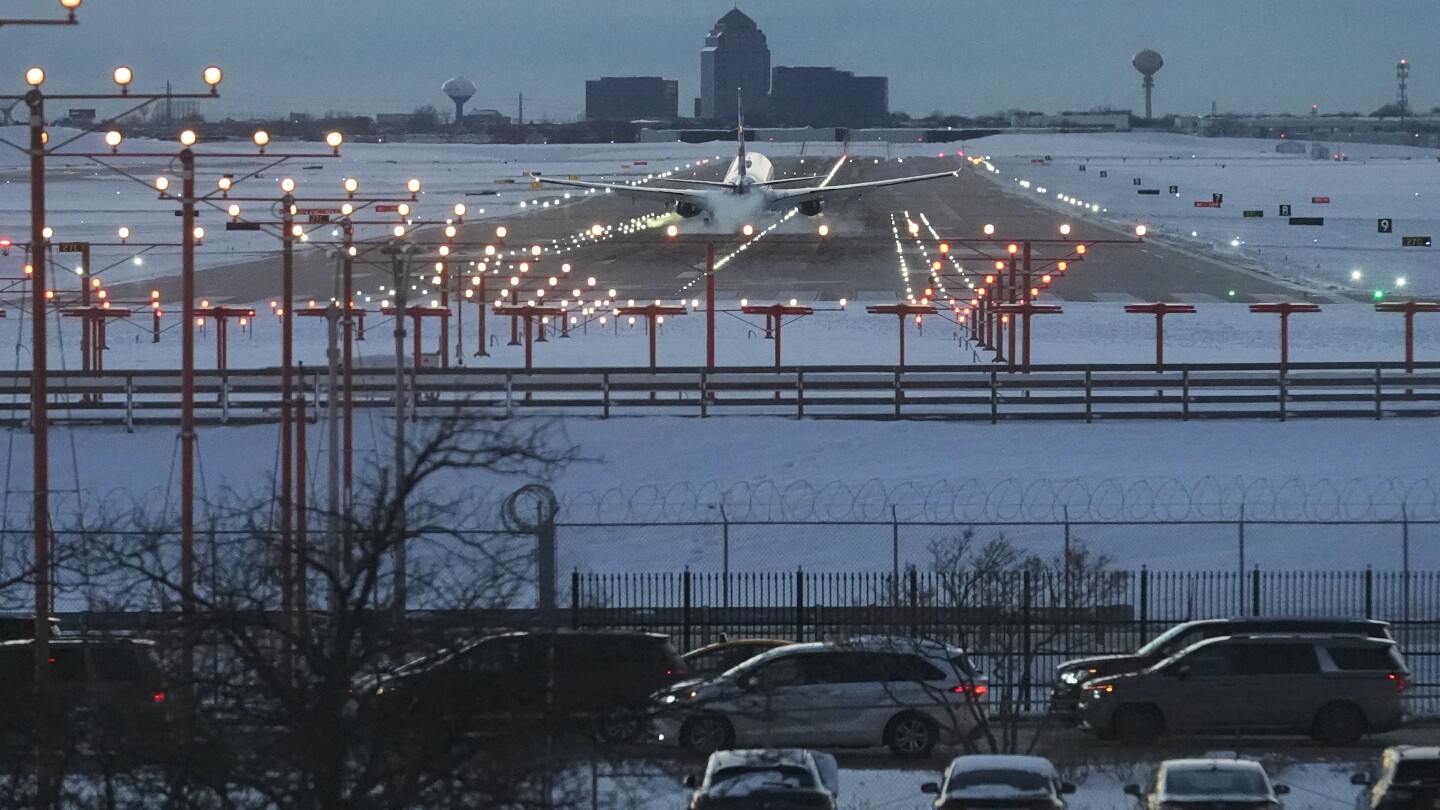 At least 1,500 flights canceled as snow hits Northeast during holidays