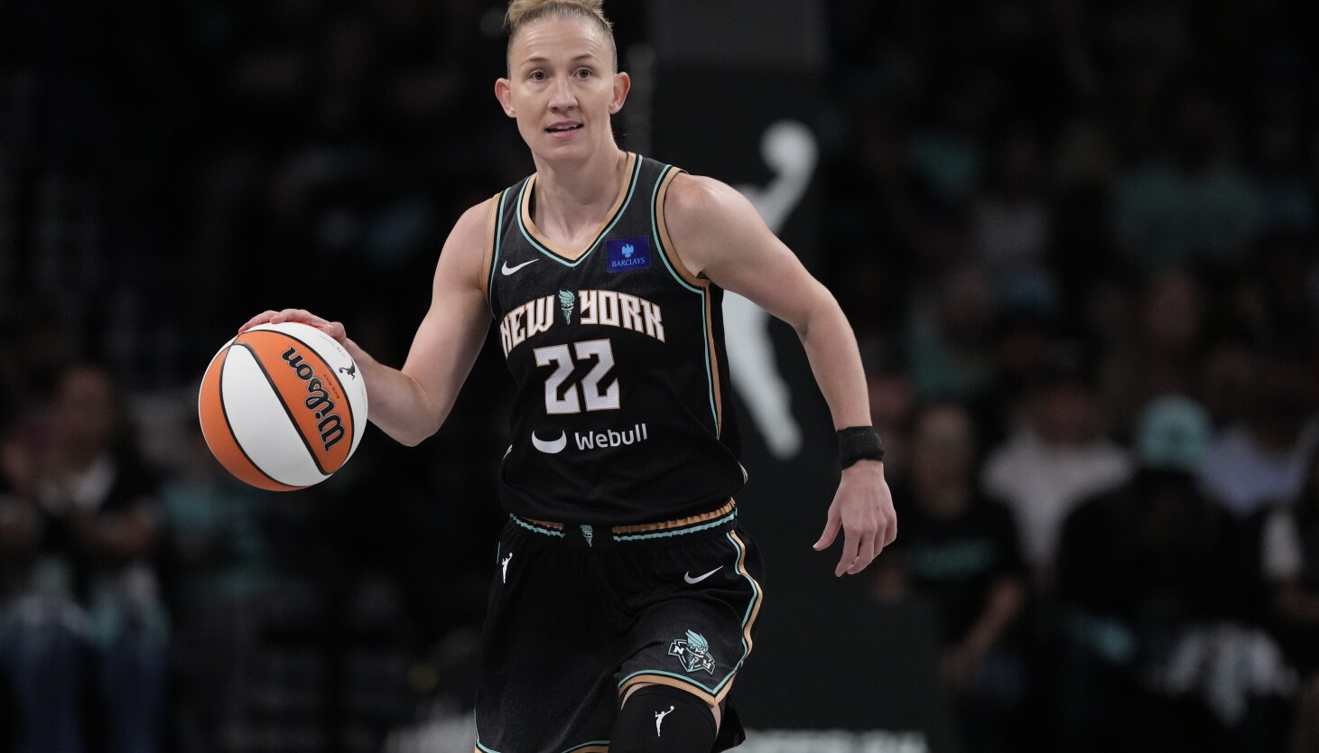 Courtney Vandersloot will make her Chicago homecoming after agreeing to one-year deal with Sky