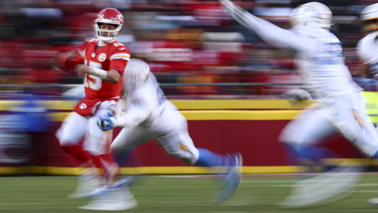 Report: Patrick Mahomes tore LCL, too