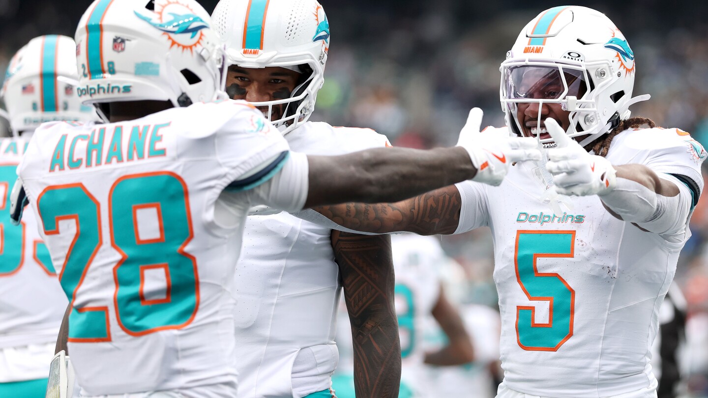 NFL fines De'Von Achane, Jaylen Wright for "violent gesture"