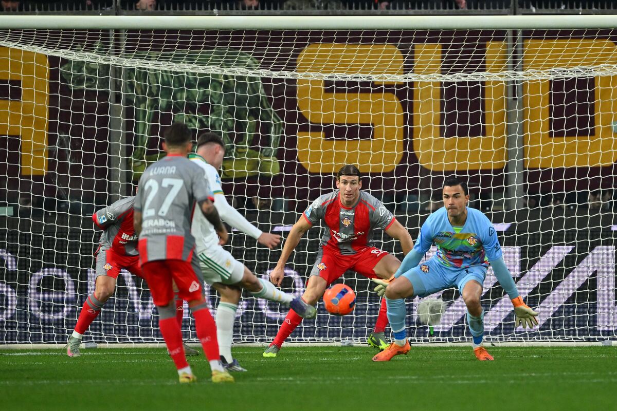 CREMONA, ITALY - NOVEMBER 23: Evan Ferguson of AS Roma scores the 0-2 goal during the Serie A match between US Cremonese and AS Roma at Stadio Giovanni Zini on November 23, 2025 in Cremona, Italy. (Photo by Marco M. Mantovani/Getty Images)