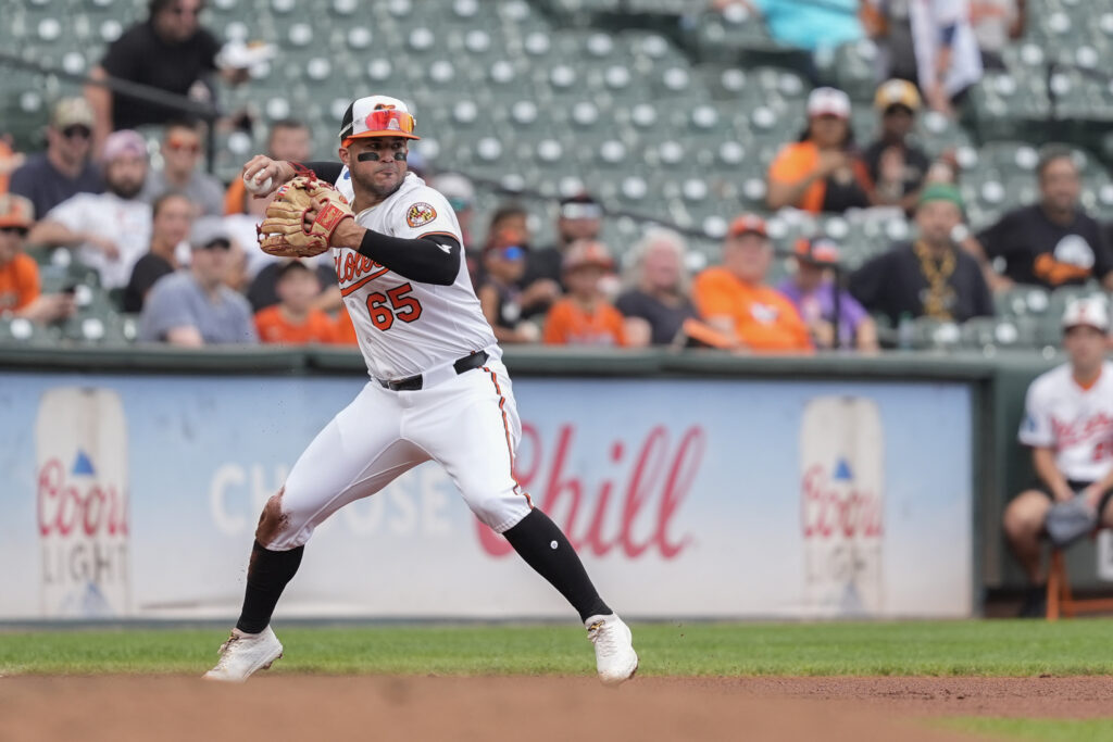 Rockies Sign Vimael Machin To Minor League Deal