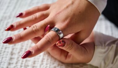 Our sleep tech tester testing the silver Oura Ring 4