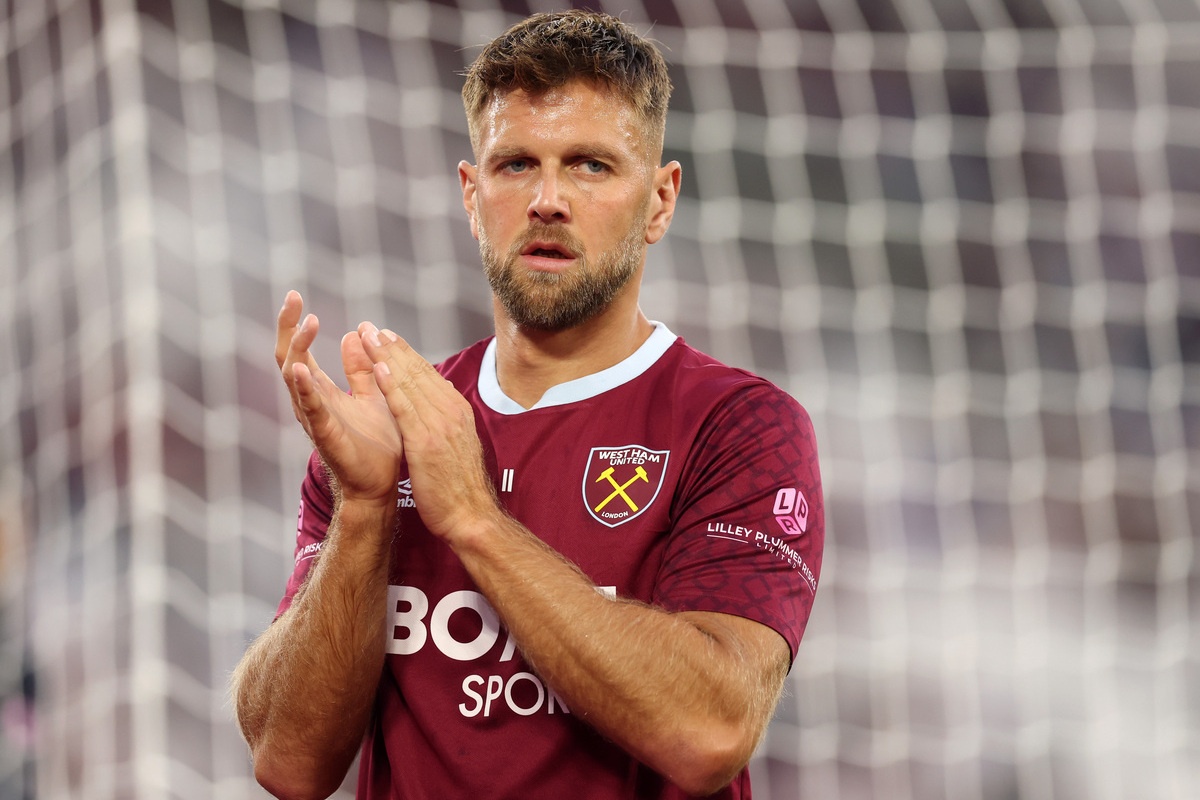 LONDON, ENGLAND - AUGUST 22: Niclas Fullkrug of West Ham United applauds the fans as he warms up prior to the Premier League match between West Ham United and Chelsea at London Stadium on August 22, 2025 in London, England. (Photo by Julian Finney/Getty Images)