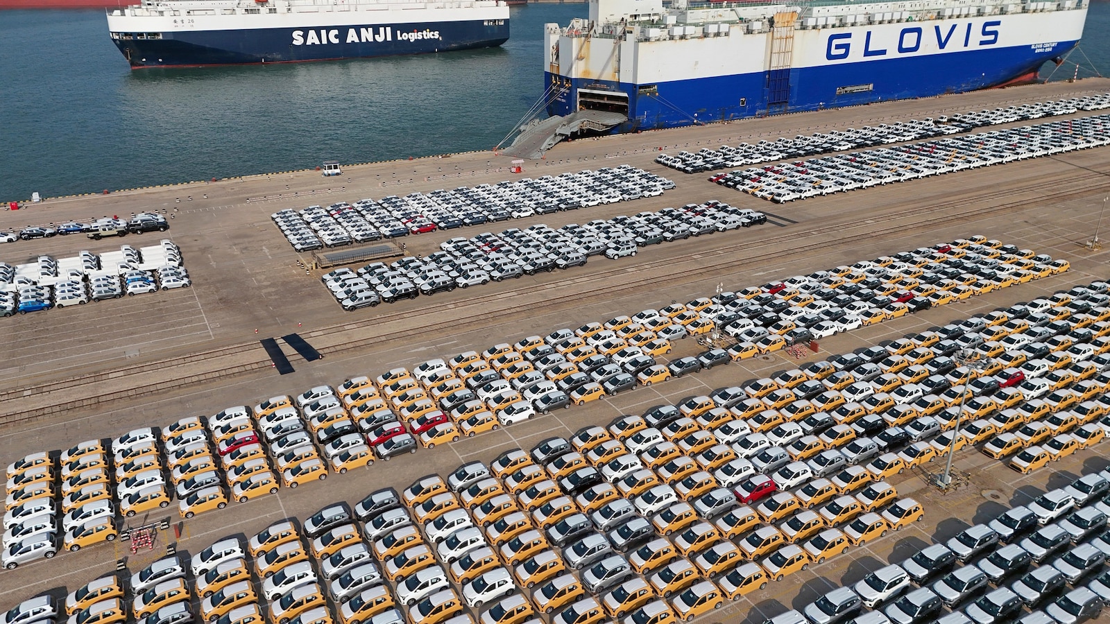 China's exports grow 5.9% in November, while US shipments drop 29%