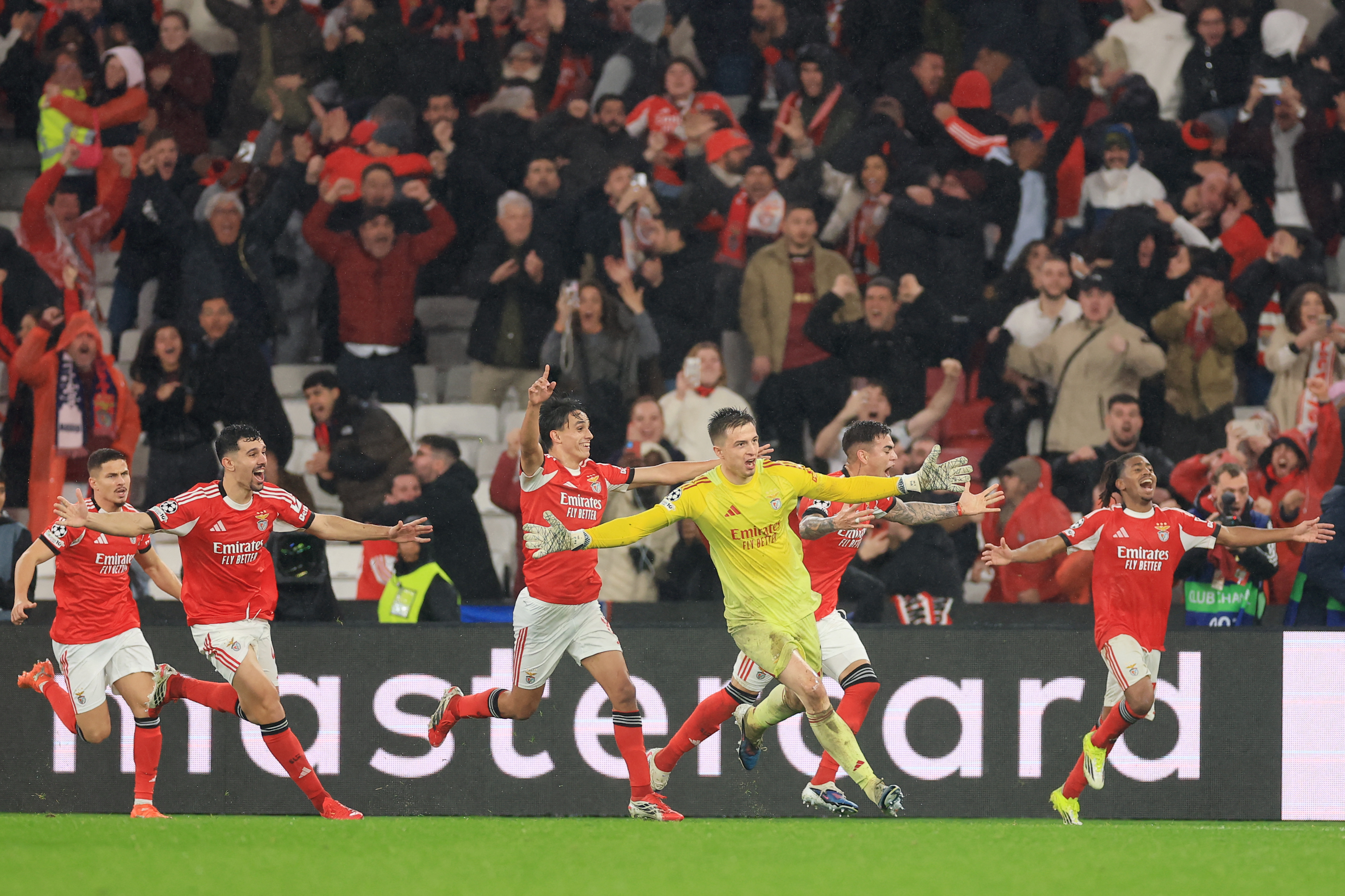 TOPSHOT-FBL-EUR-C1-BENFICA-REAL MADRID