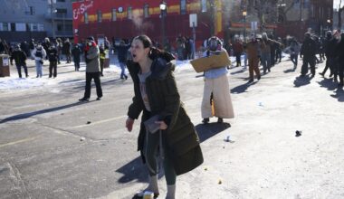 Protests as immigration agents shoot man in Minneapolis