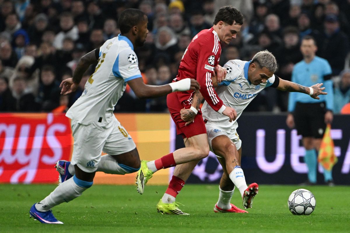 Liverpool's German midfielder #07 Florian Wirtz (C) fights for the ball with Marseille's Argentine defender #32 Facundo Medina (R) during the UEFA Champions League, league phase day 7, football match between Olympique de Marseille (OM) and Liverpool FC at the Stade Velodrome in Marseille, southern France, on January 21, 2026.