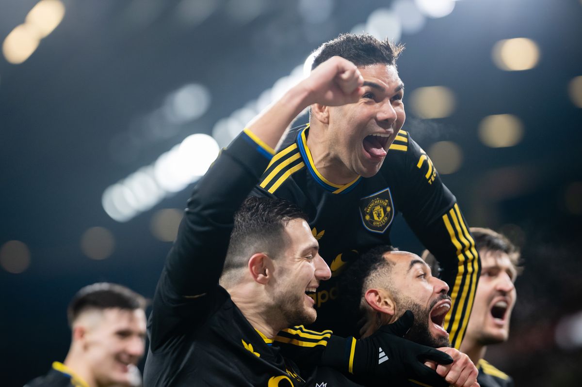 Matheus Cunha of Manchester United celebrates scoring a goal to make the score 2-3 with his team-mates during the Premier League match between Arsenal and Manchester United