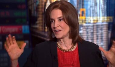 This retirement expert says the US is ‘past the point where we can fix Social Security.’ What she recommends instead