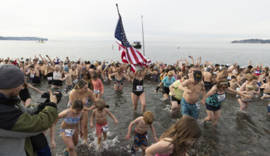 Thousands flood Birch Bay in attempt to break world record for largest polar bear dip