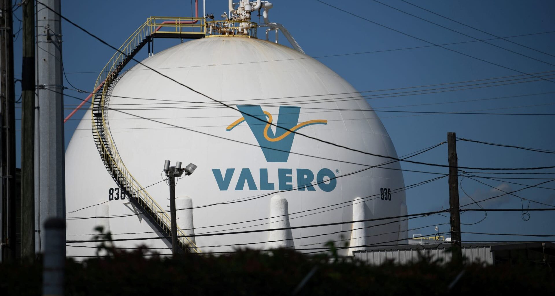 Energy stocks rise on Venezuela rebuilding potential. Why one refining stock could be the big winner