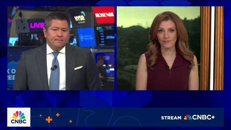 Pinterest sinks on ad headwinds