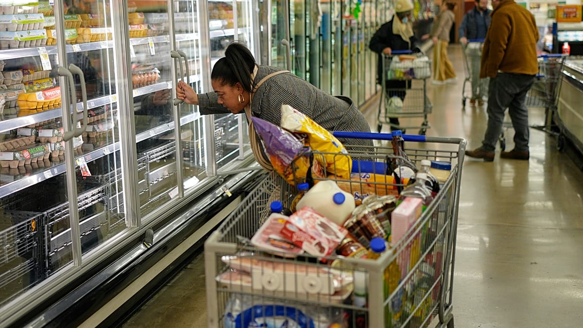 Video. United States: Empty shelves as shoppers race to stock up before winter storm