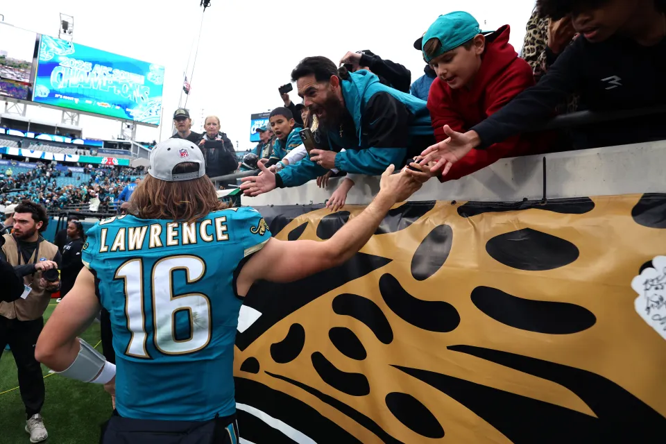 Trevor Lawrence #16 of the Jacksonville Jaguars celebrates defeating the Tennessee Titans 41-7 at EverBank Stadium on January 04, 2026 in Jacksonville, Florida.