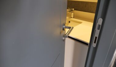 Hotels Are Increasingly Ditching Solid Bathroom Doors