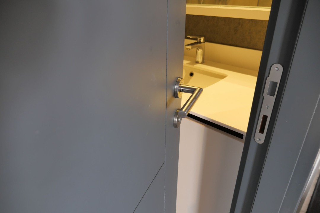Hotels Are Increasingly Ditching Solid Bathroom Doors
