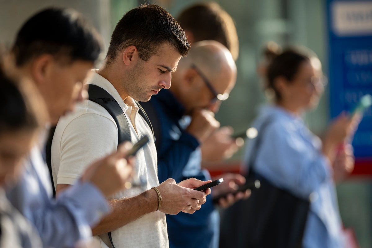 Should AI be your financial advisor in 2026? Experts offer opinions