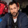 Noah Wyle plays Dr. Michael "Robby" Rabinovitch in The Pitt.