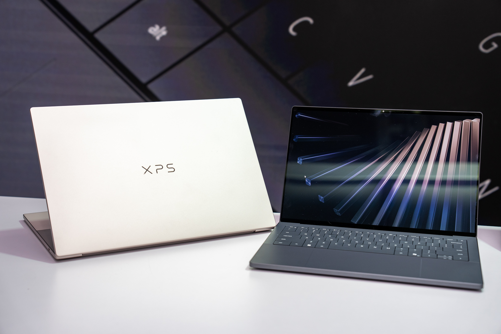 XPS is so back, it took over the lid.